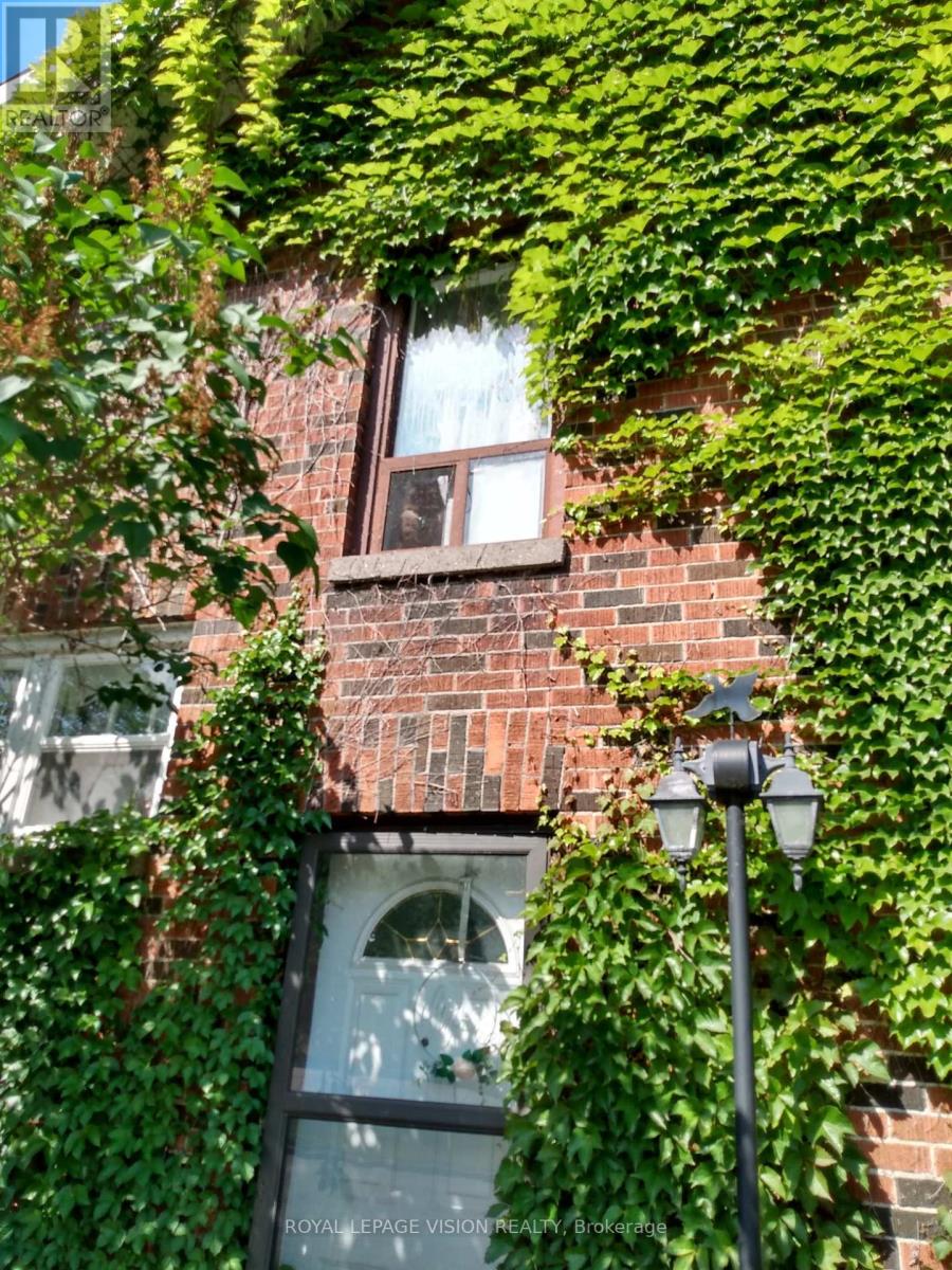 33 ADELAIDE AVE W