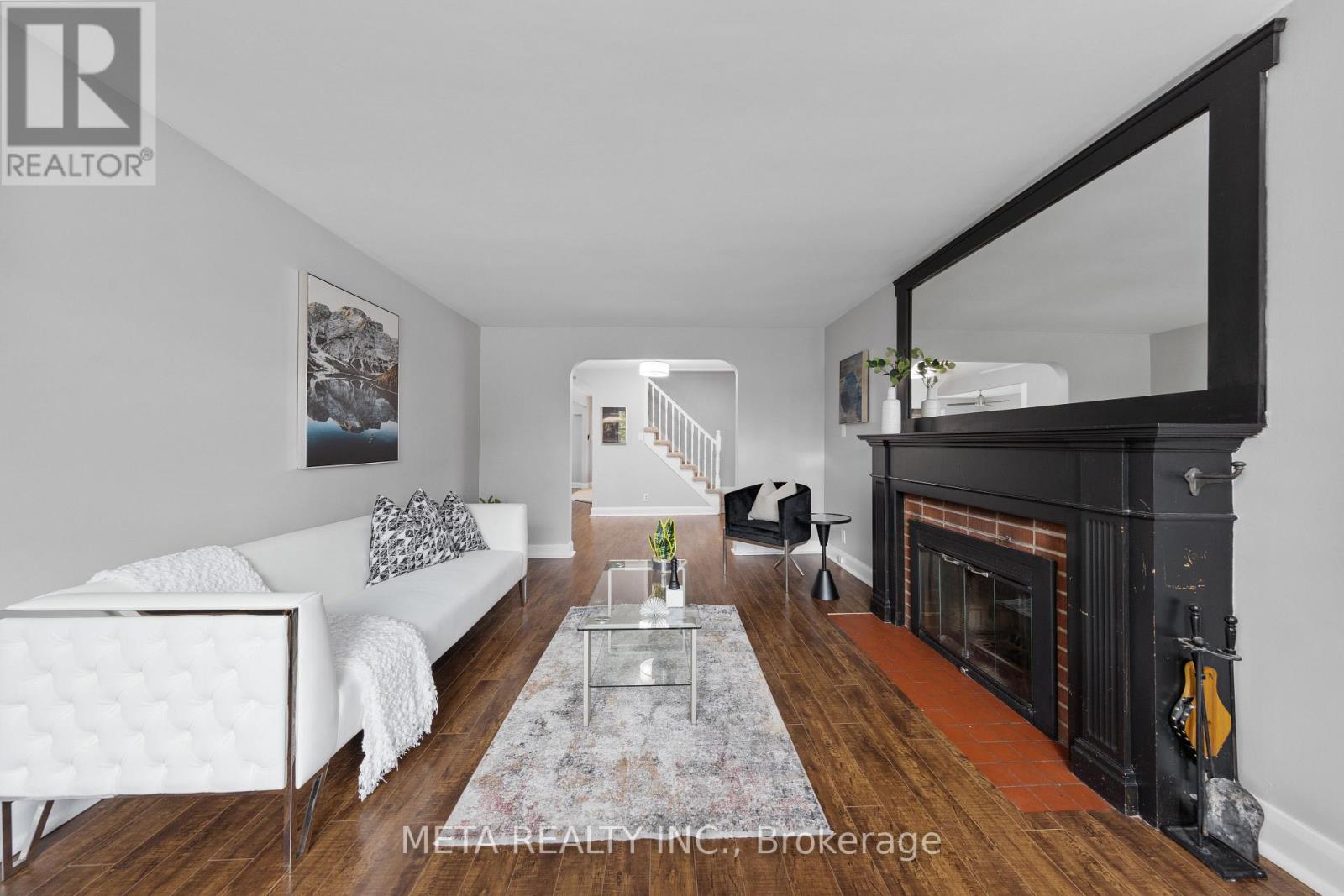 1073 KING ST E