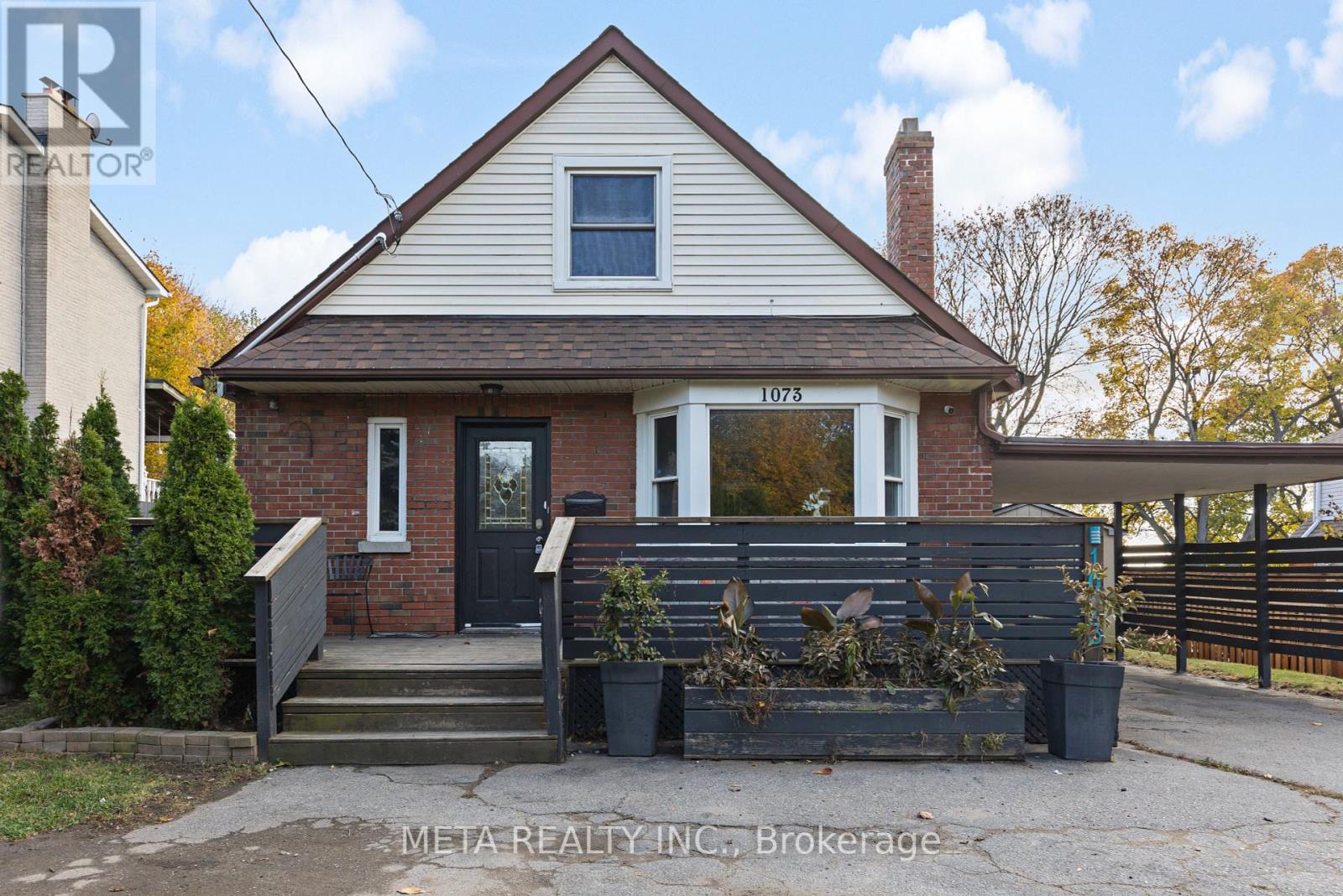 1073 KING ST E