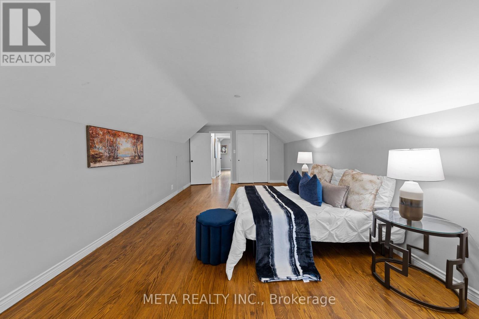 1073 KING ST E