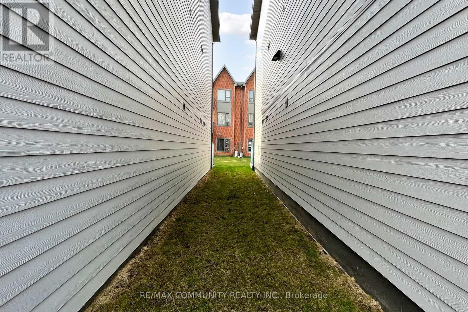 #201 -2635 WILLIAM JACKSON DR, #201
