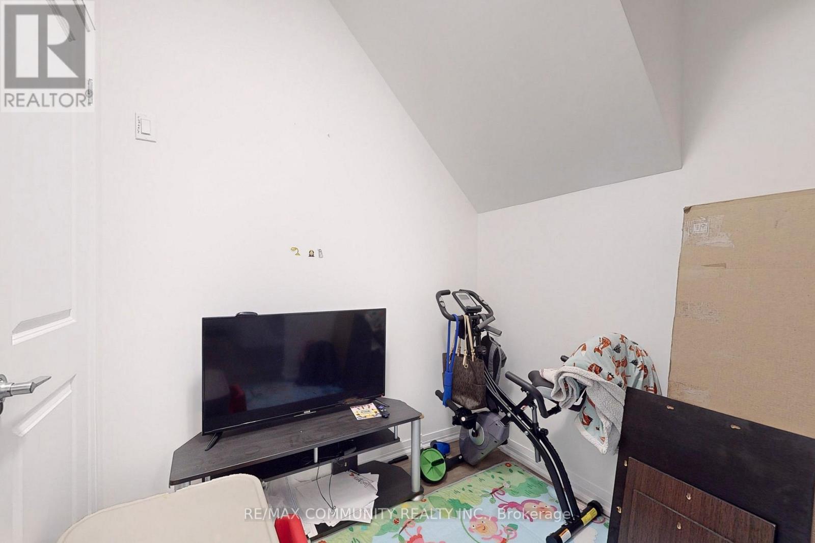 #201 -2635 WILLIAM JACKSON DR, #201