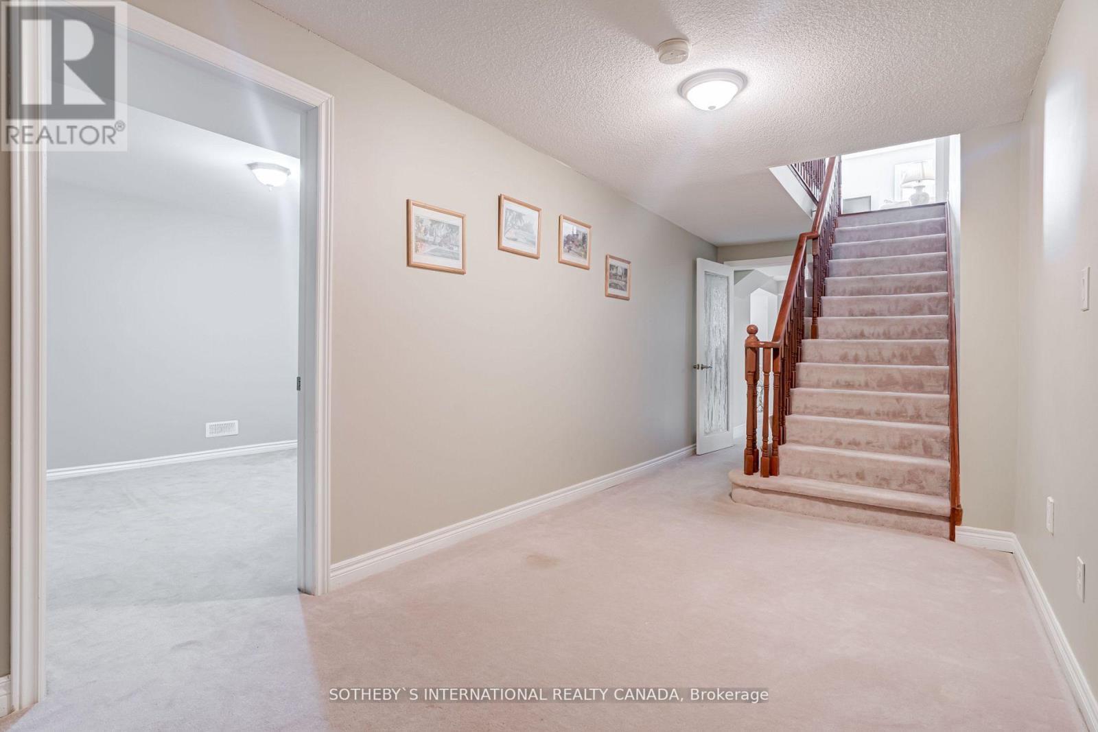 181 CARNWITH DR W