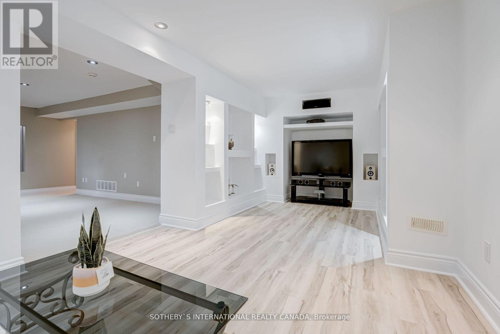 181 CARNWITH DR W