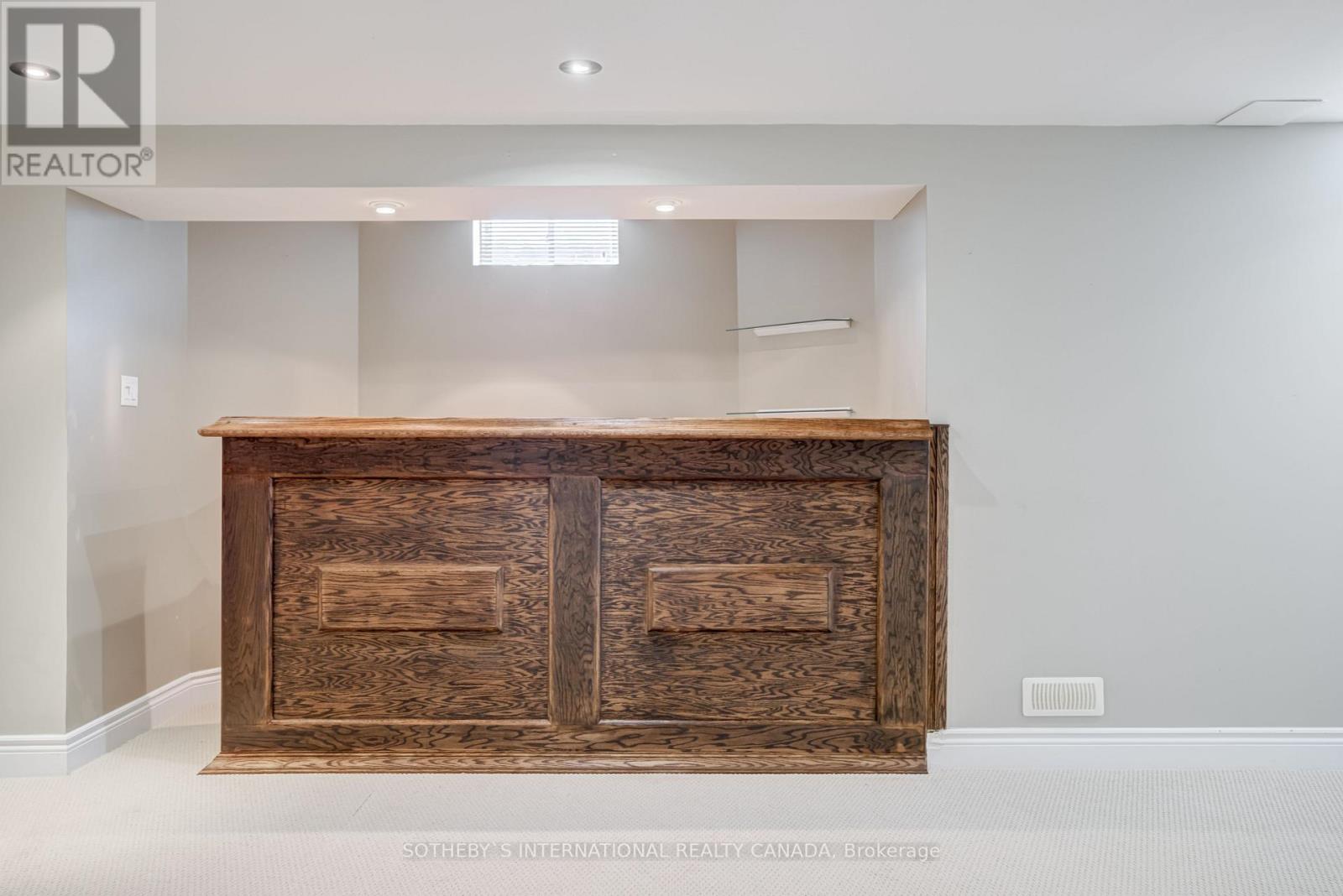 181 CARNWITH DR W
