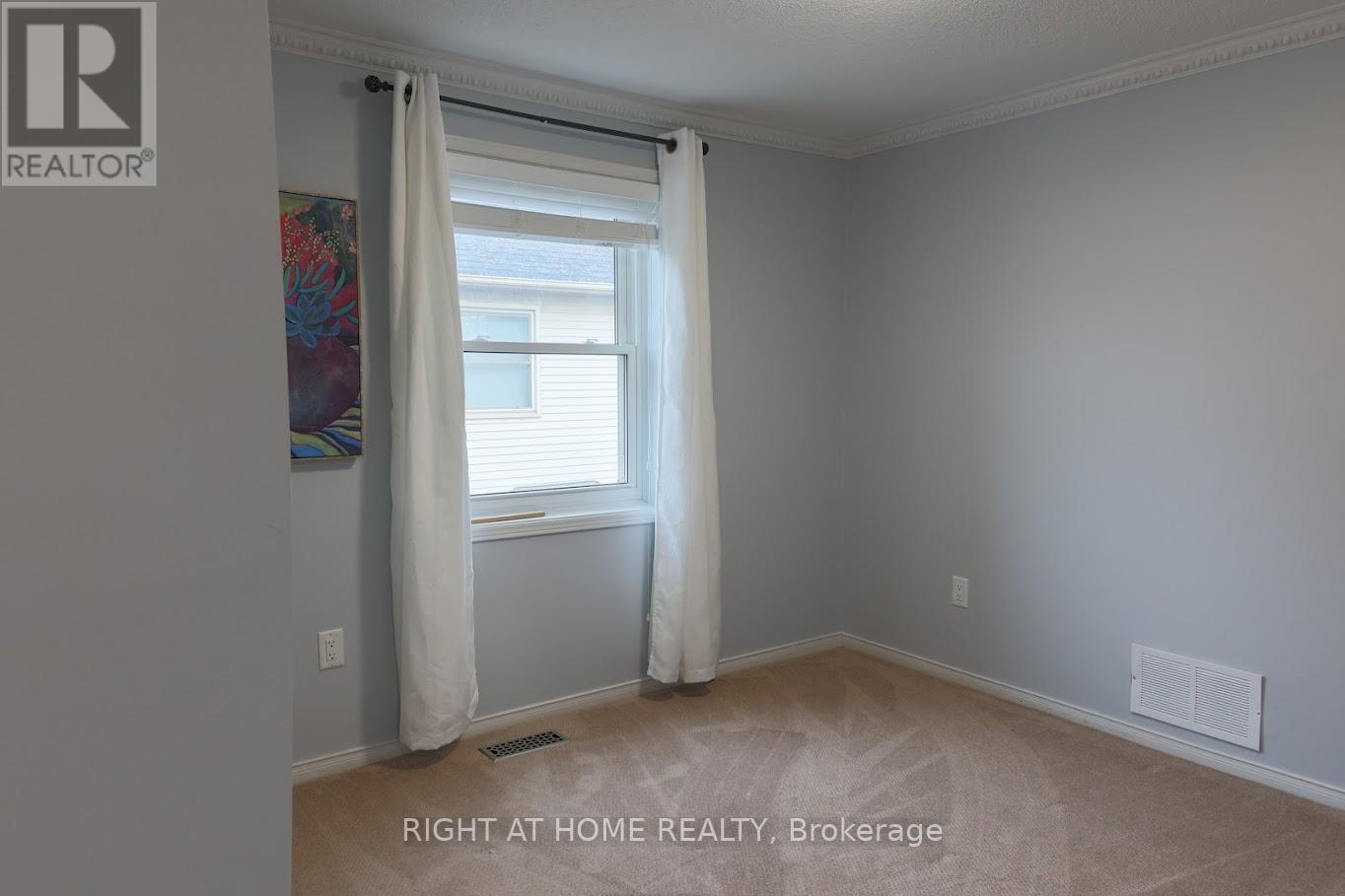 591 DUNROBIN CRT N