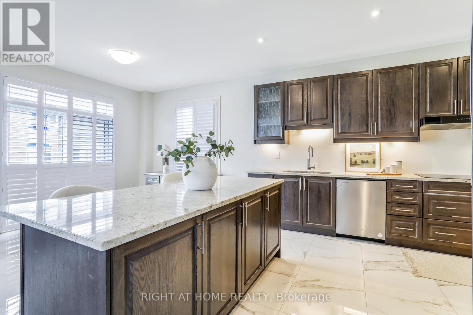 1 NORTHERN BREEZE CRES