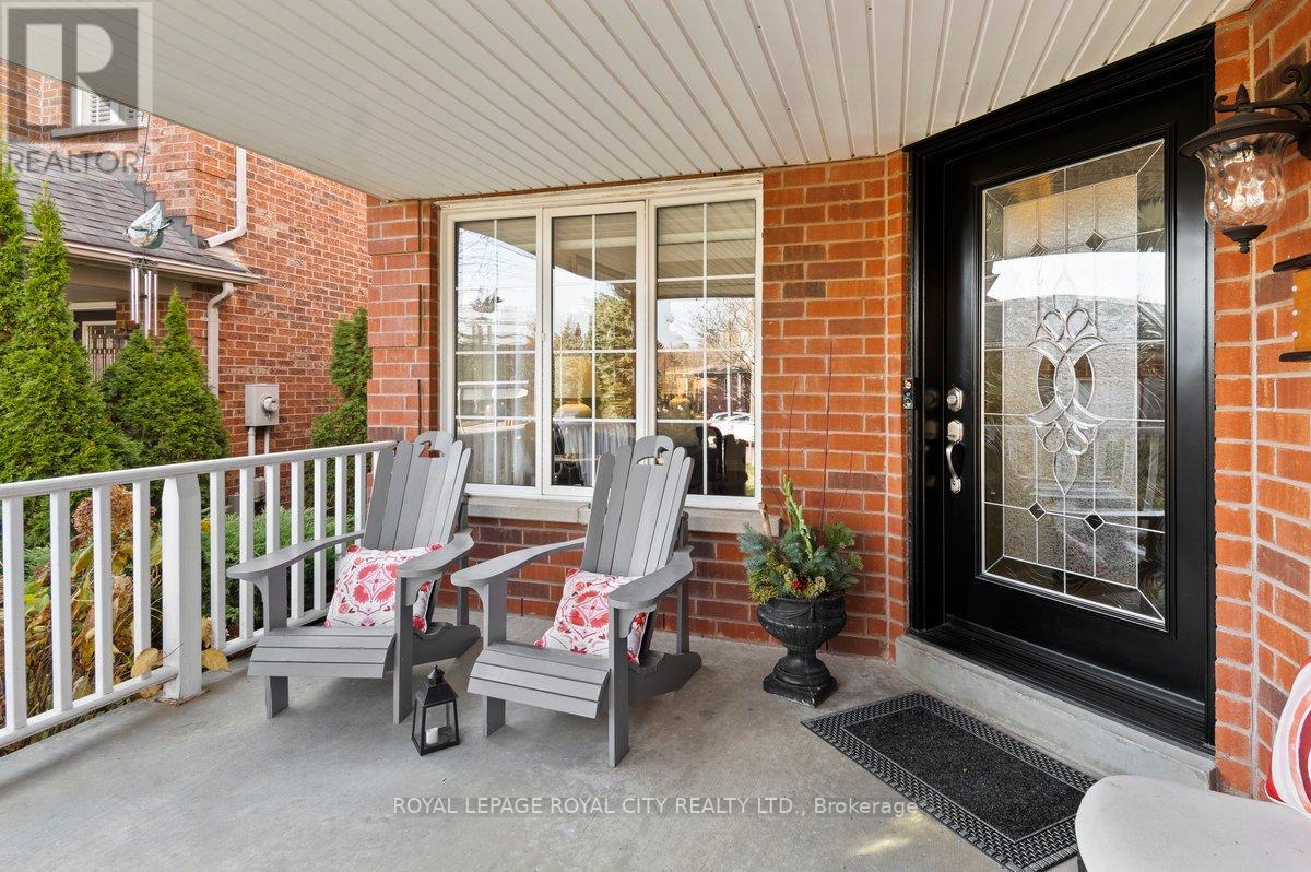 8 REDVERS ST