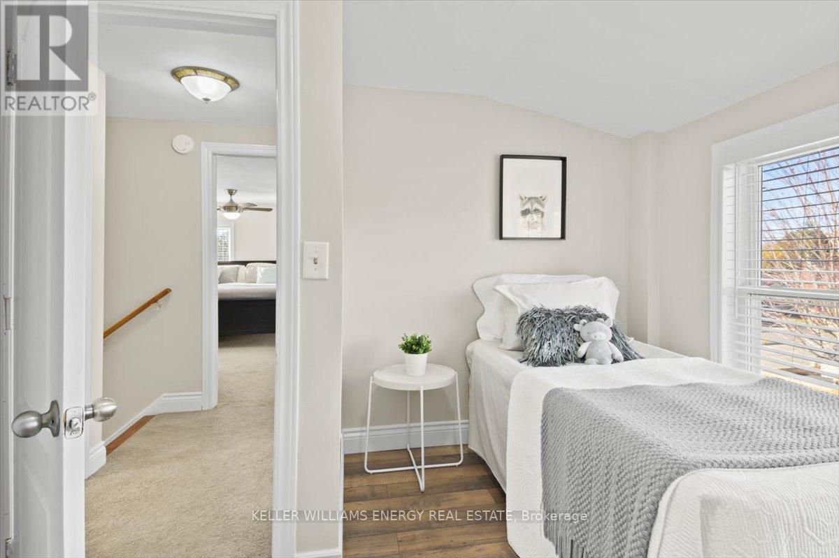 574 ADELAIDE AVE W