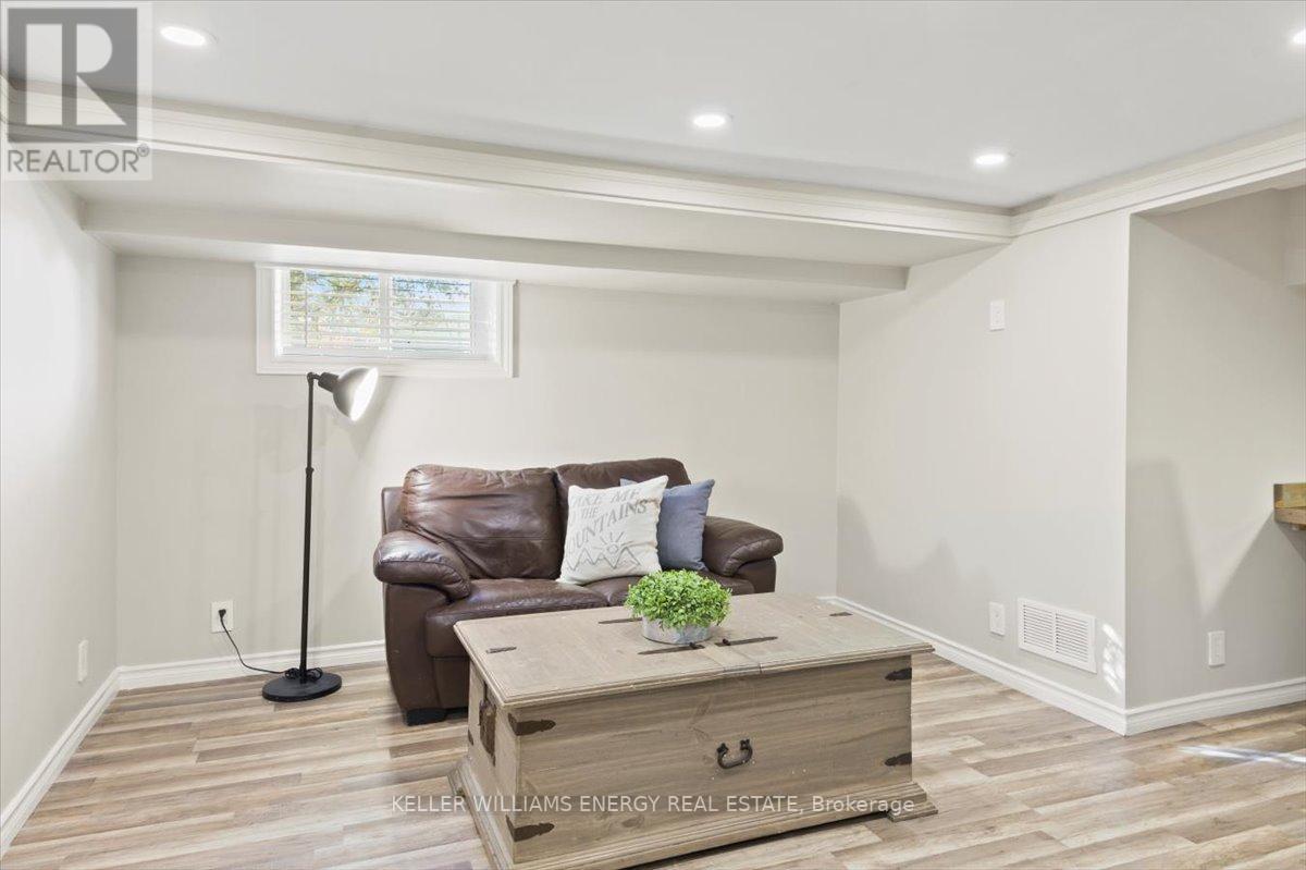 574 ADELAIDE AVE W