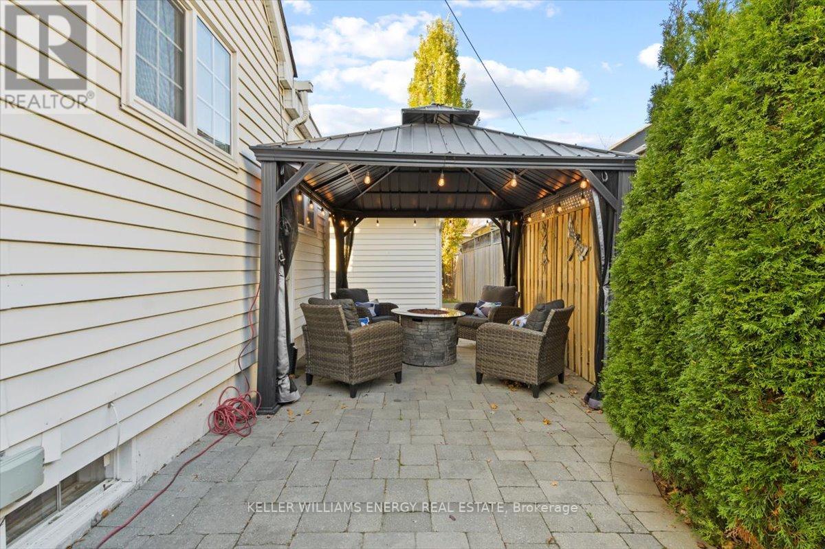 574 ADELAIDE AVE W