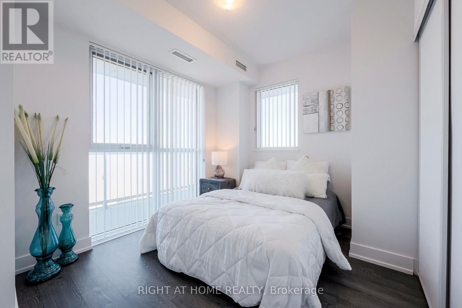 #305 -2550 SIMCOE ST N, #305