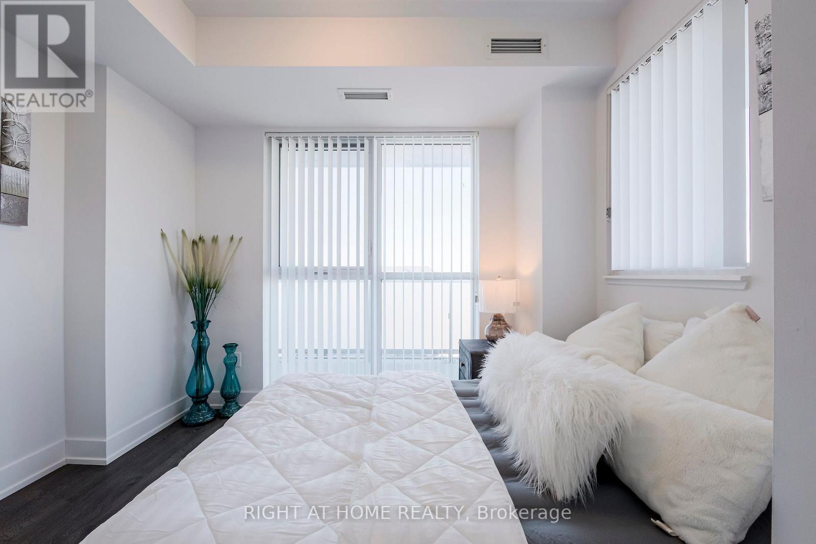 #305 -2550 SIMCOE ST N, #305