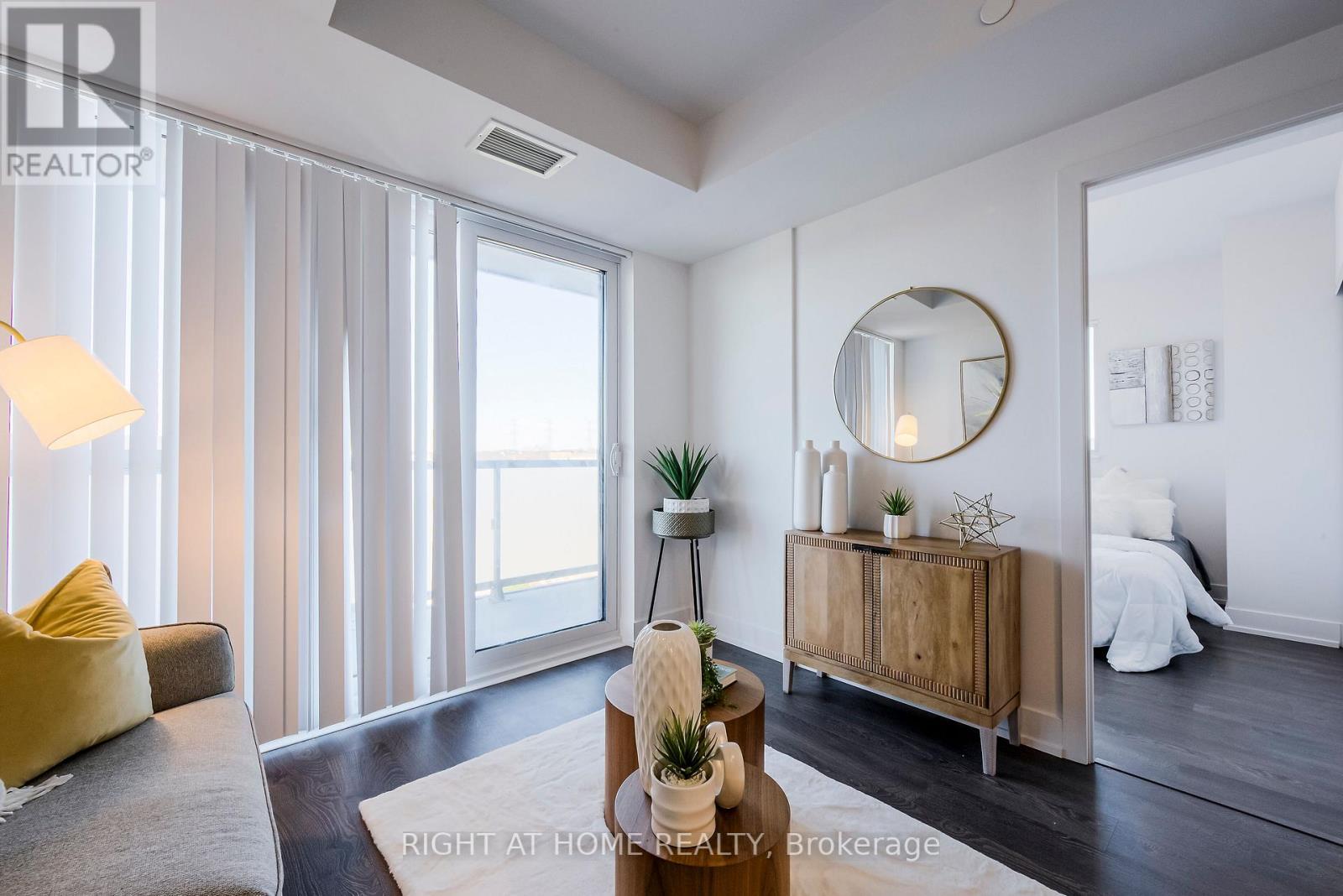 #305 -2550 SIMCOE ST N, #305