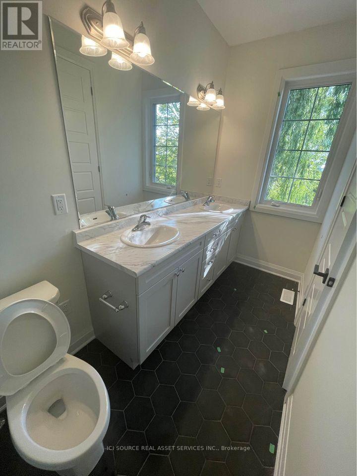 #UPPER -3242 CHIMNEY SWIFT CRES, #Upper