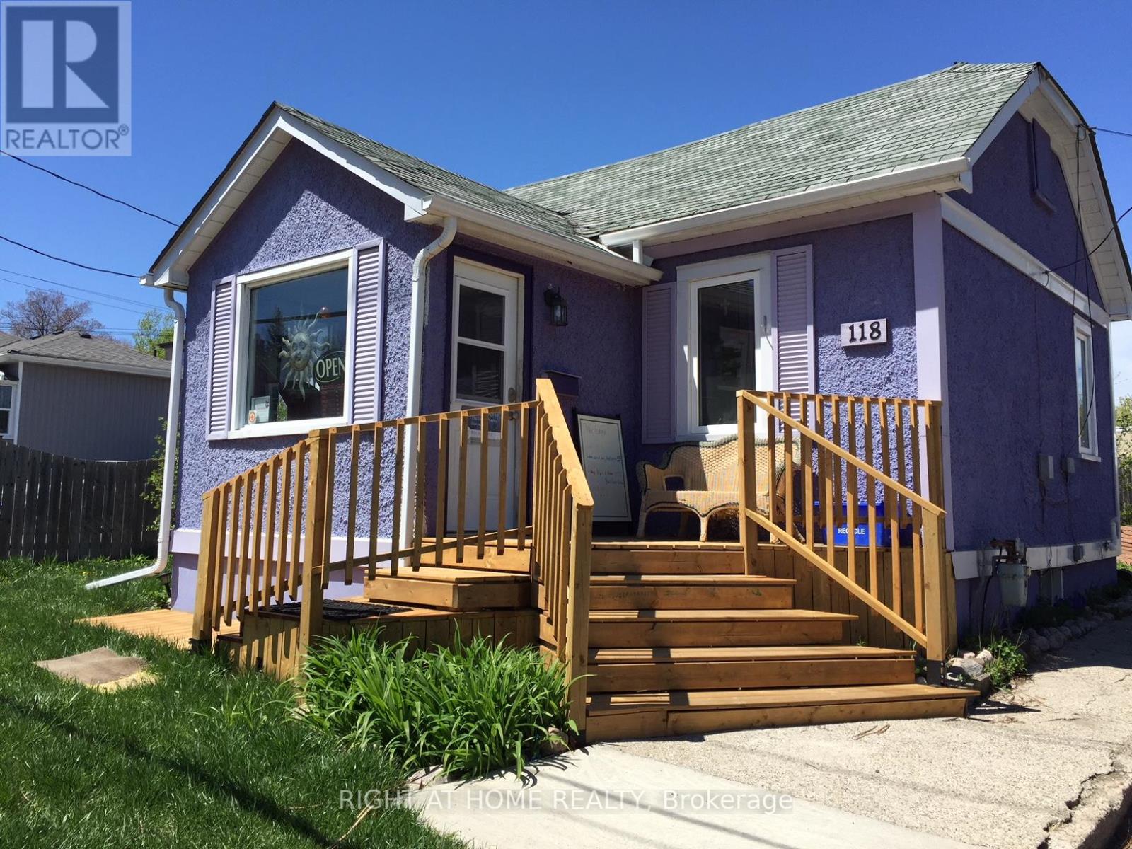 118 JOHN ST E