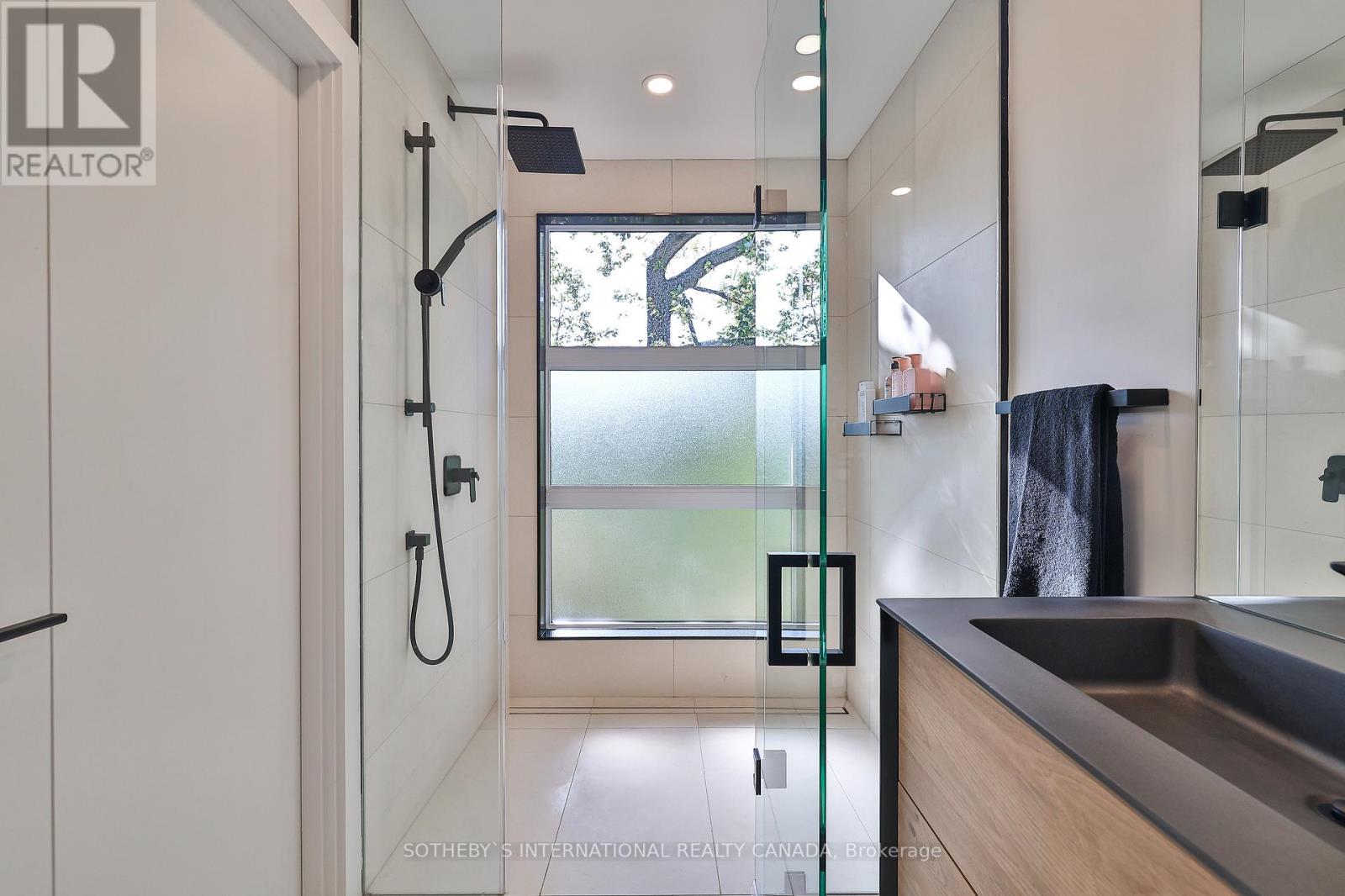 1C HOLBORNE AVE