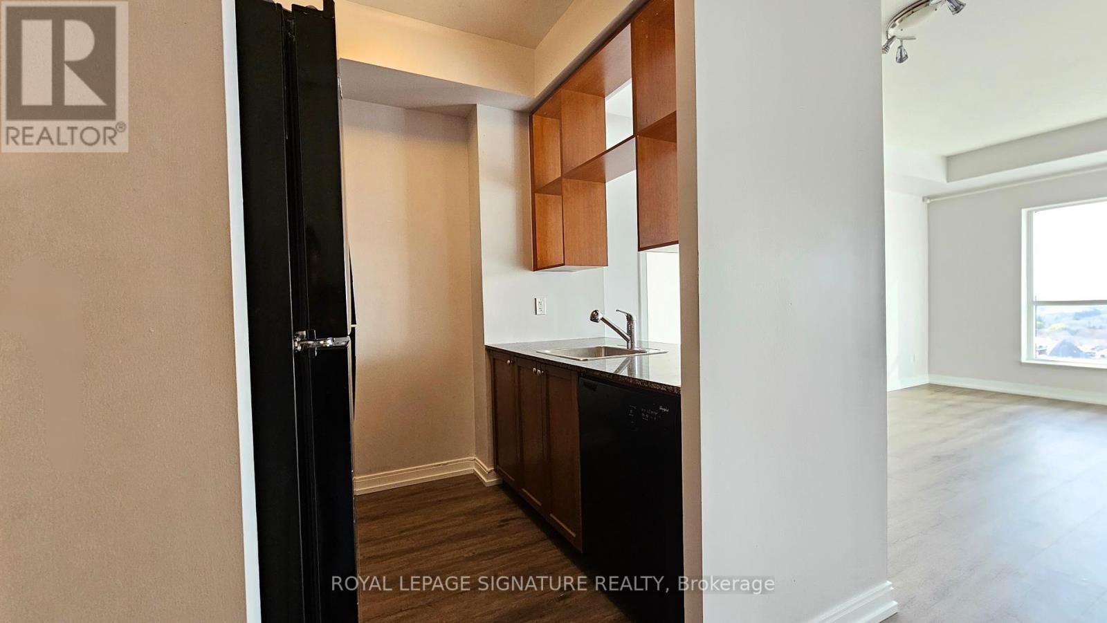 #2215 -181 VILLAGE GREEN SQ, #2215