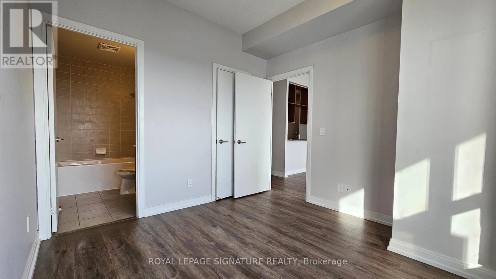 #2215 -181 VILLAGE GREEN SQ, #2215