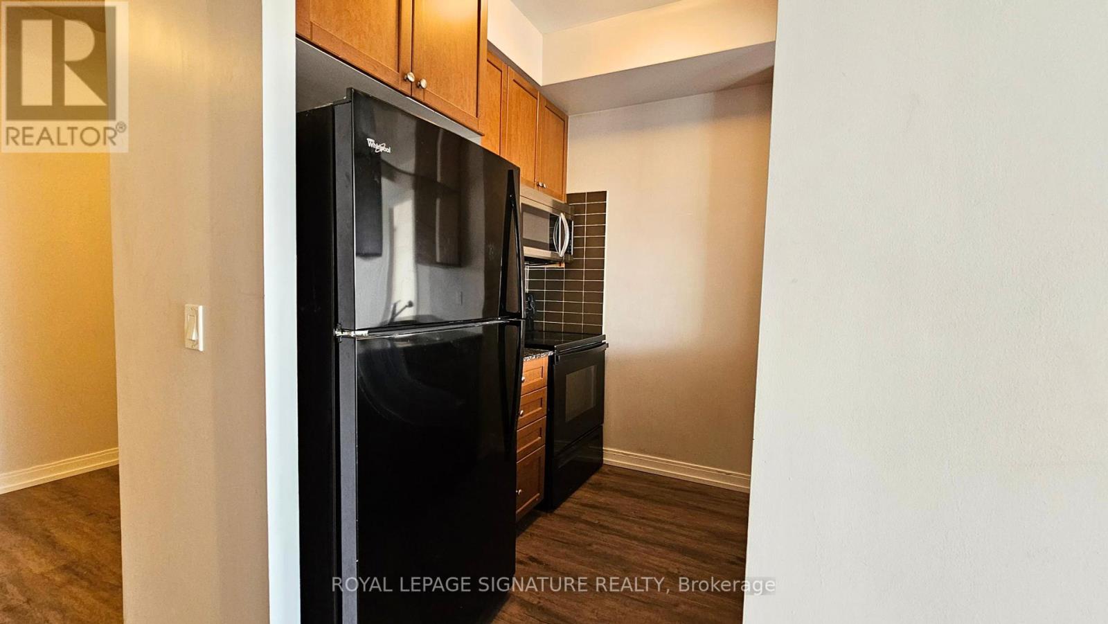 #2215 -181 VILLAGE GREEN SQ, #2215