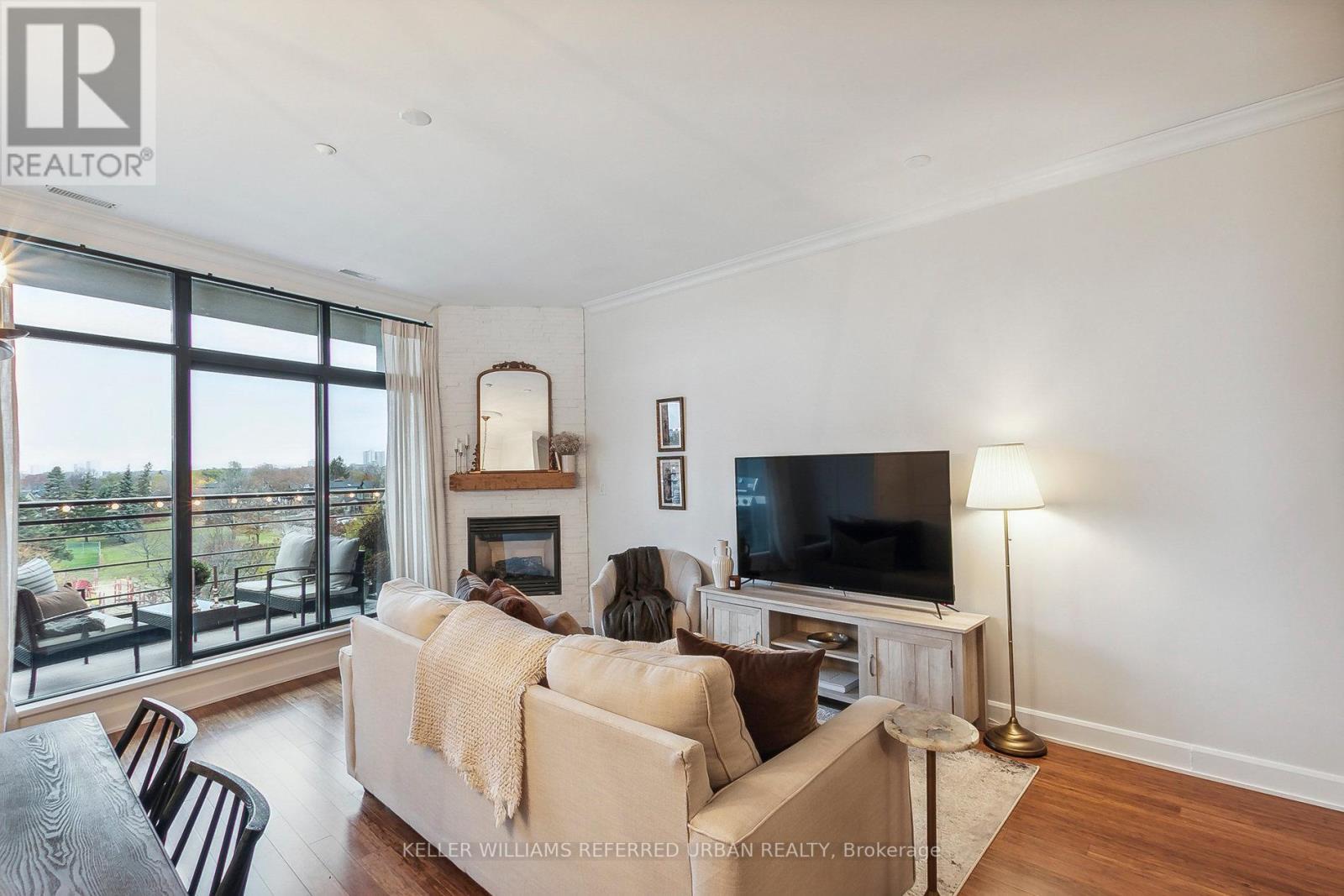 #306 -160 FALLINGBROOK RD, #306
