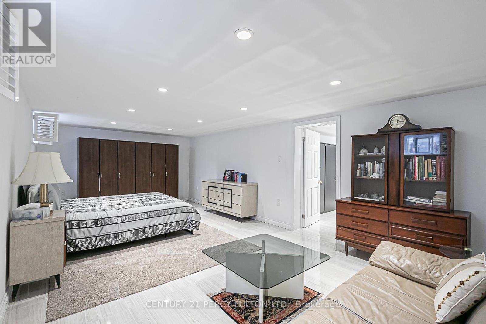 21 WILLOWHURST CRES E
