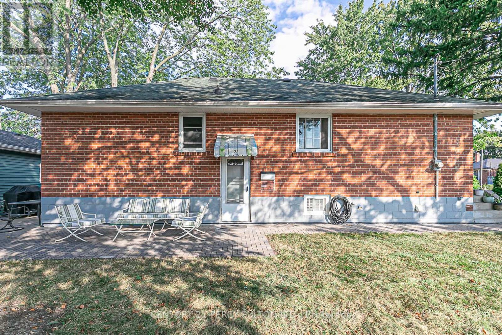 21 WILLOWHURST CRES E