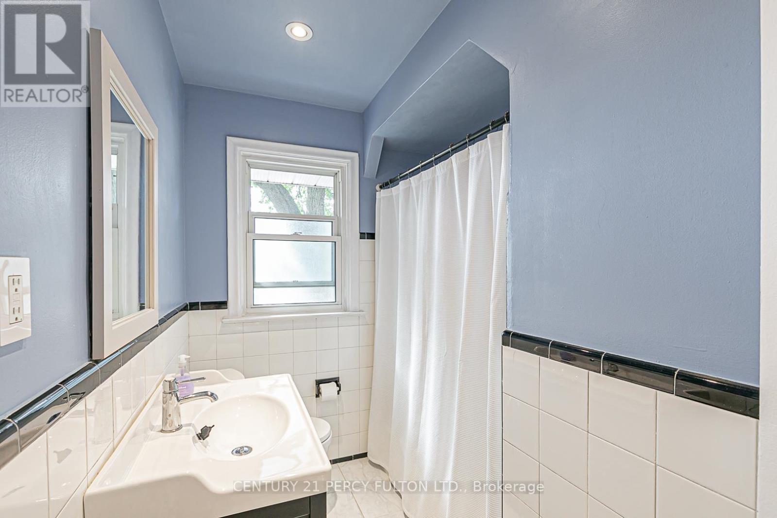 21 WILLOWHURST CRES E