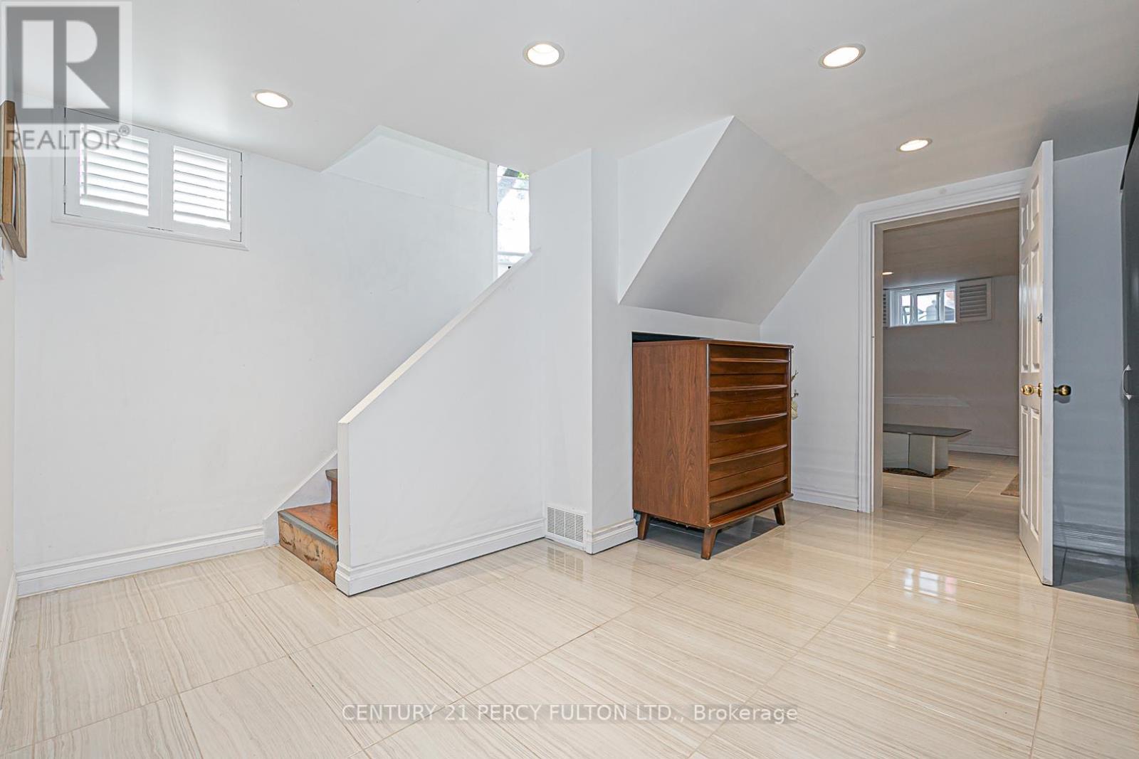 21 WILLOWHURST CRES E