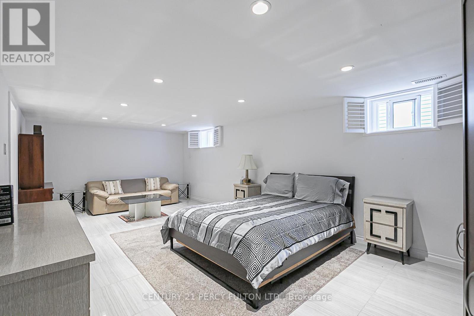 21 WILLOWHURST CRES E