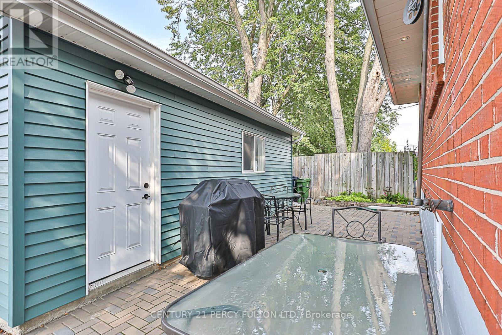 21 WILLOWHURST CRES E