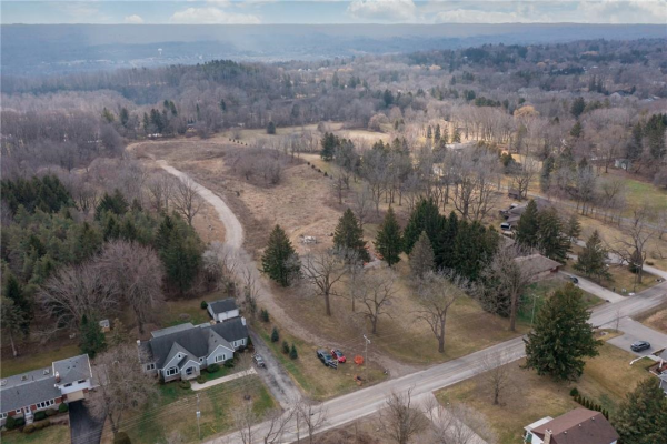 612 HARVEST Road, Dundas