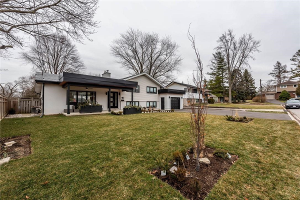 16 LYNNDALE Drive, Dundas
