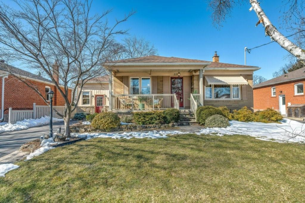 2285 COURTLAND Drive, Burlington