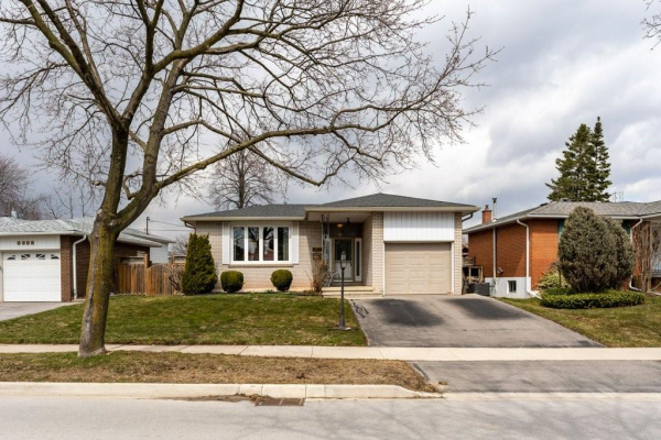 4395 Longmoor Drive, Burlington