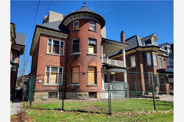52 Charlton Avenue W, Hamilton