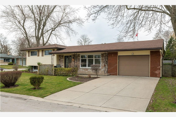 1 APPLEWOOD Court, Dundas