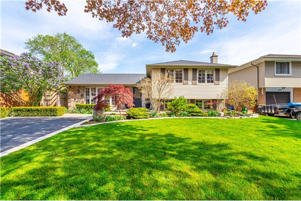 5176 MULBERRY Drive, Burlington
