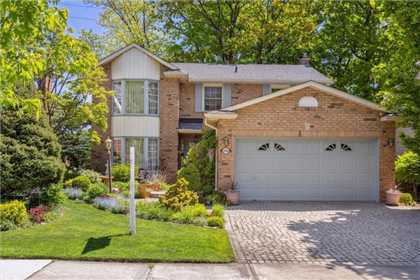3196 TRAILWOOD Drive, Burlington