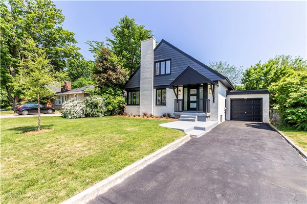 2126 Courtland Drive, Burlington