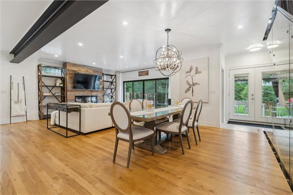 2295 GLENWOOD SCHOOL Drive, Burlington
