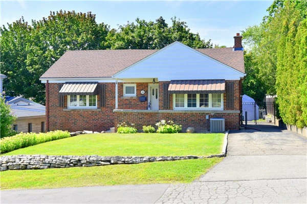 10 UNDERHILL Avenue, Dundas