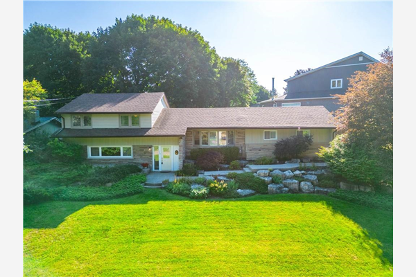 318 Woodworth Drive, Ancaster