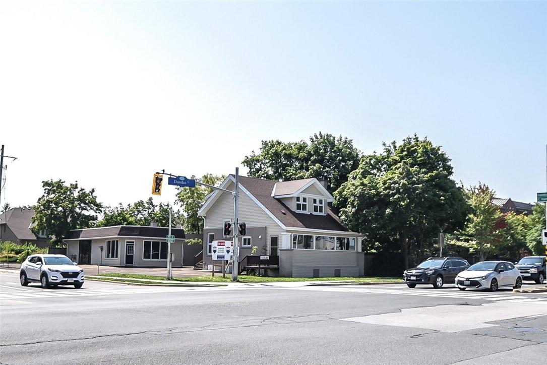 272 DUNDAS Street E