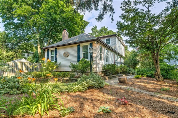 730 Grand View Avenue, Burlington