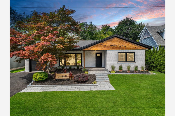 2047 VICTORIA Avenue, Burlington