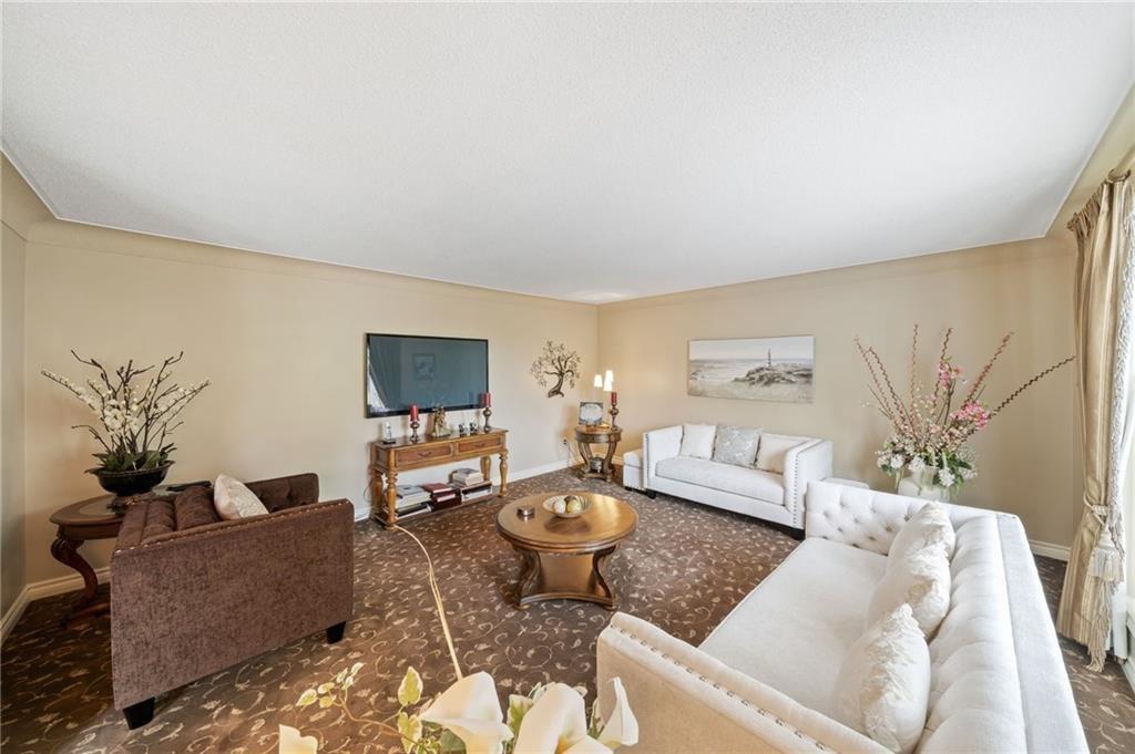 591 DUNDAS Street E