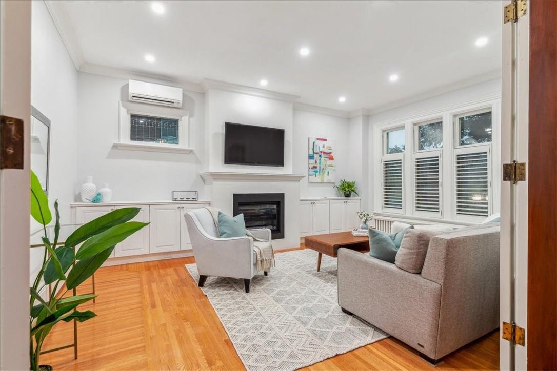 64 LORNE Crescent