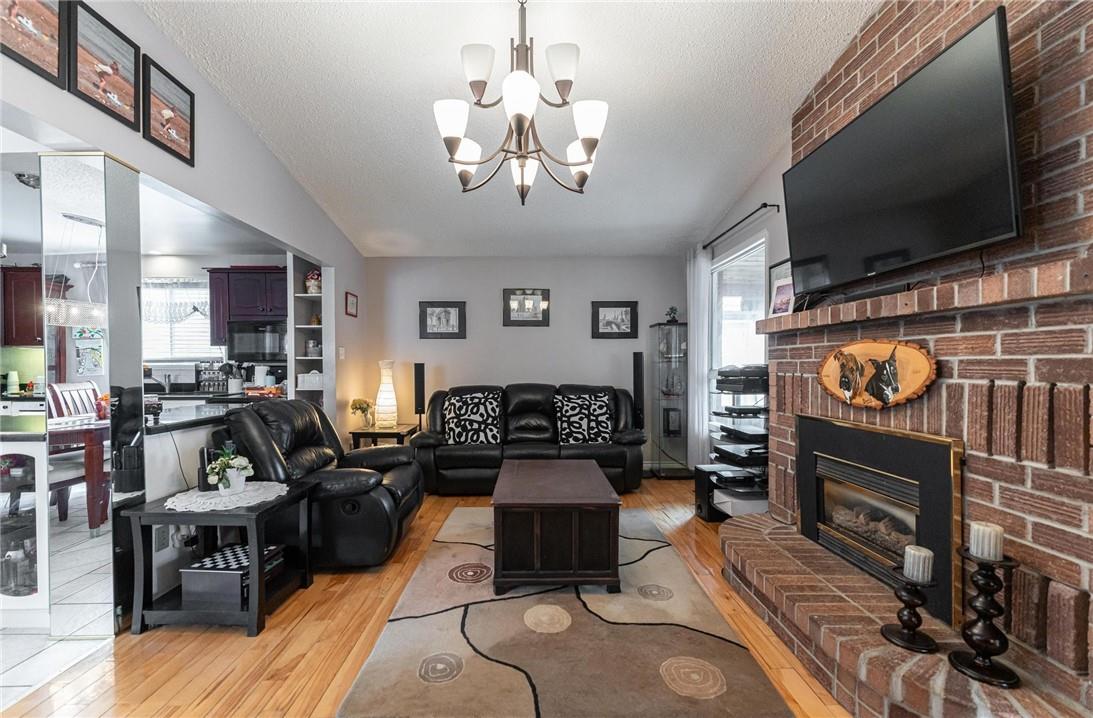 39 TWINOAKS Crescent