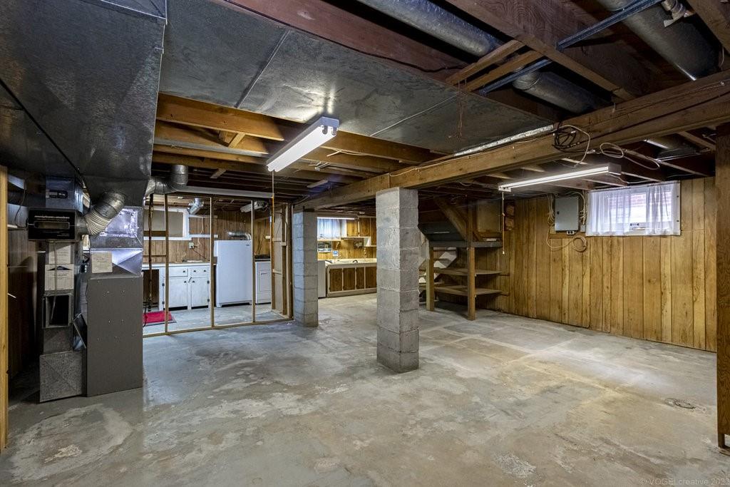 156 BOND Street N